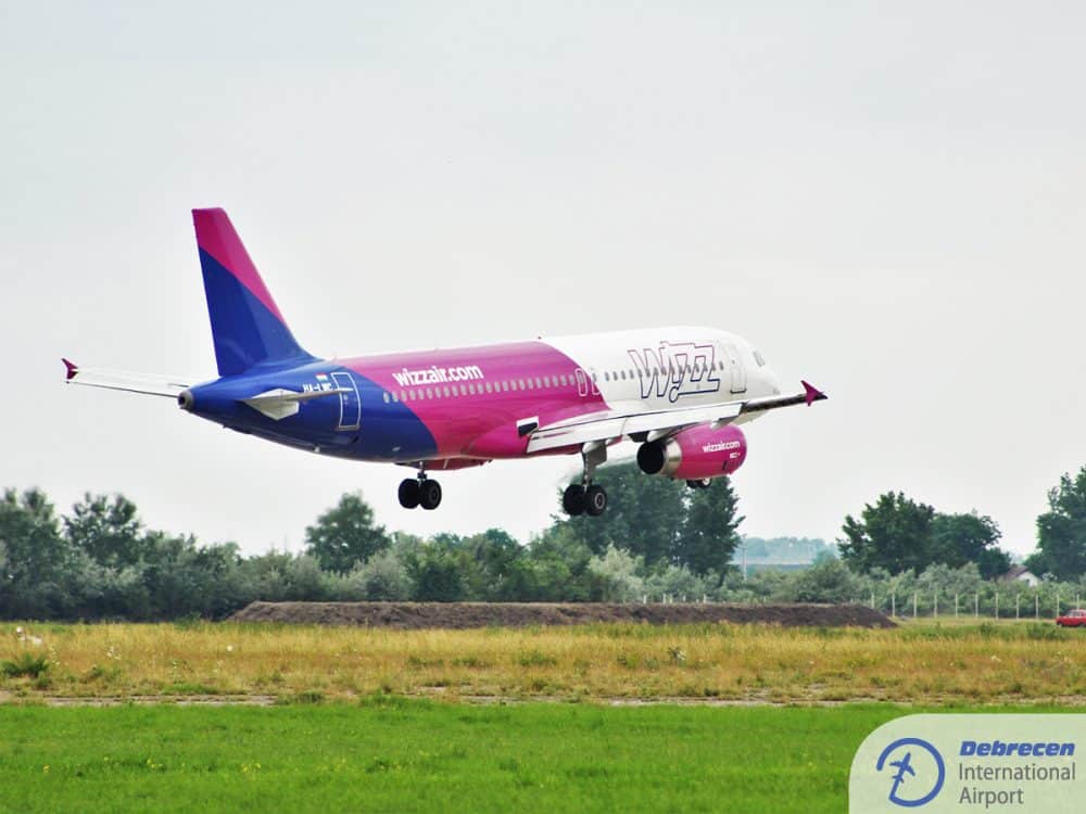 WizzAir gép a debreceni kifutó felett
