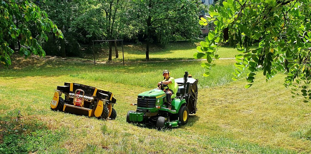 Robot fűnyíró járja a Tócóskert zöldterületeit