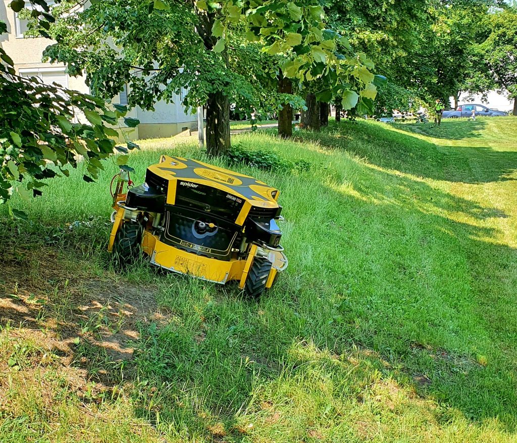 Robot fűnyíró járja a Tócóskert zöldterületeit