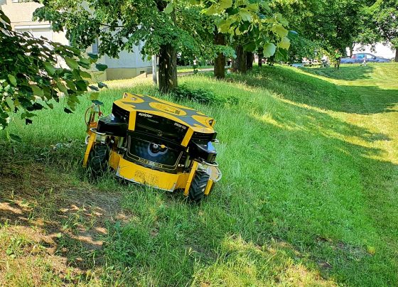 Robot fűnyíró járja a Tócóskert zöldterületeit