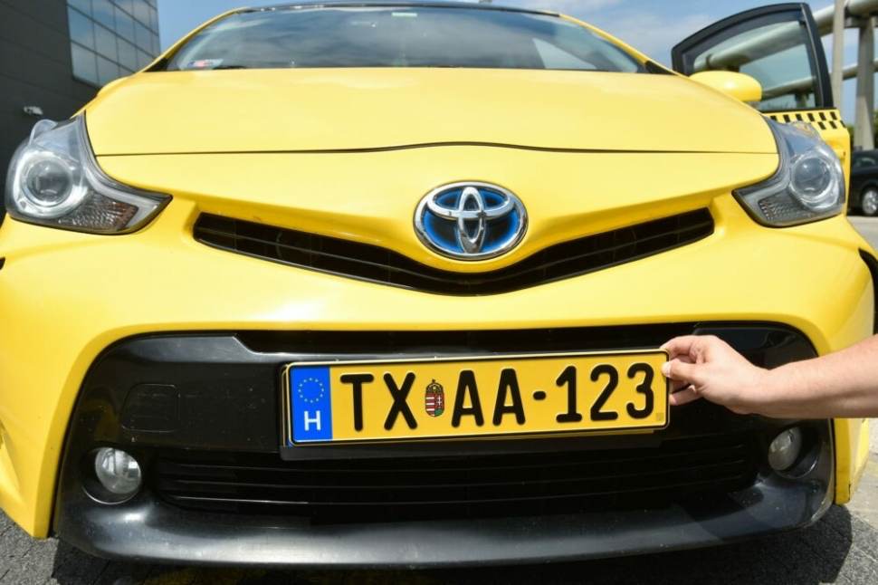 Így néz ki autókon az új hazai rendszám