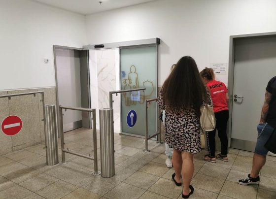 Fizetőssé váltak a Fórum mosdói, egyelőre lassú a bejutás