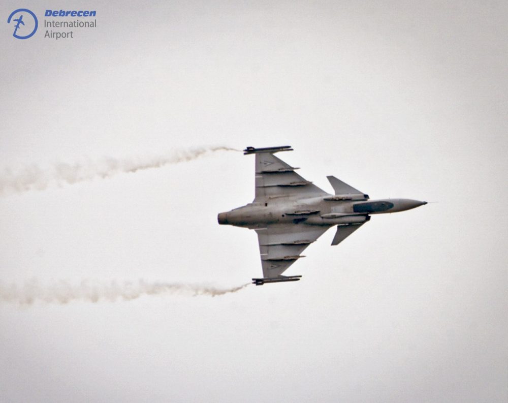 Legutóbb szeptember 25-én, az 5. Wizz Air Debrecen Airport Run eseményen járt a városban a Magyar Honvédség Gripen vadászrepülőgépe. Forrás: Debrecen International Airport
