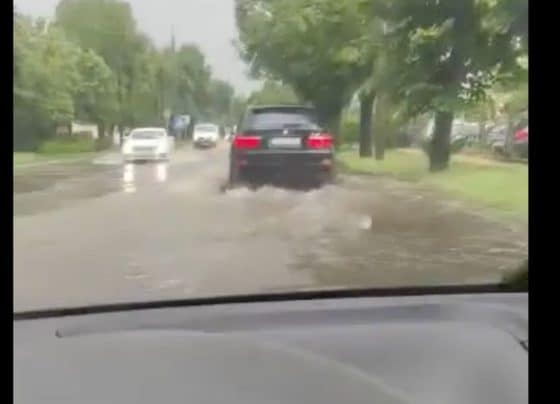 A Szoboszlói úton hömpölygött a víz a pénteki felhőszakadás után