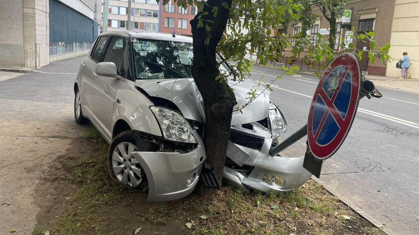 Karambolos autó várakozik a Bethlen utcán az elszállításra