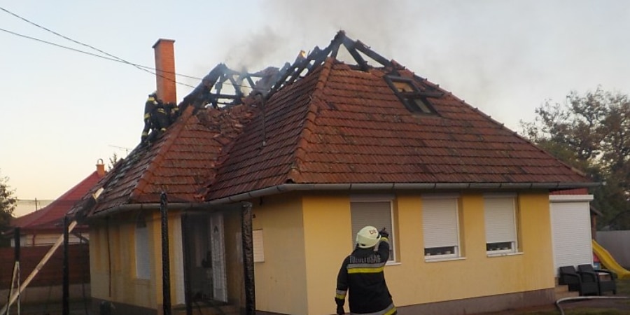 Családi ház tetőszerkezete égett Józsán