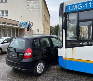 Busz ütközött autóval a Burgundia utcán