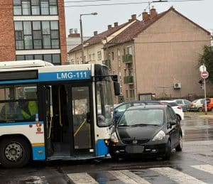 Busz ütközött autóval a Burgundia utcán