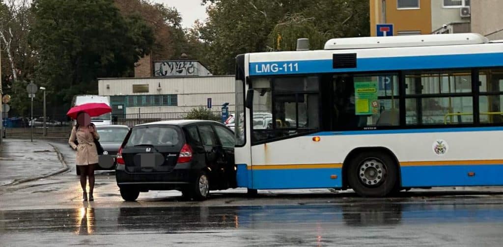 Busz ütközött autóval a Burgundia utcán