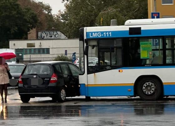 Busz ütközött autóval a Burgundia utcán