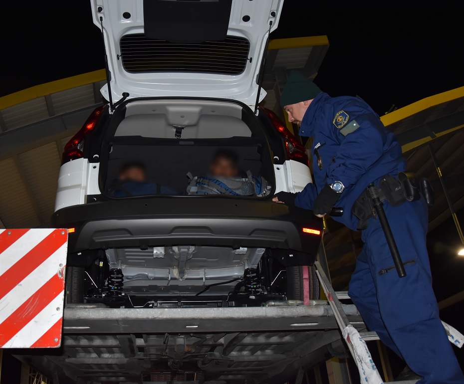 Illegális bevándorlókat rejtettek az új autók