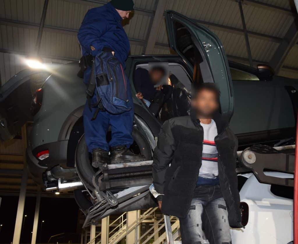 Illegális bevándorlókat rejtettek az új autók