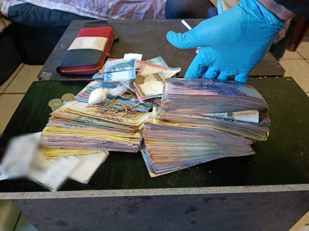 Újabb drogkereskedőre csaptak le, 9 millió készpénzt foglaltak le a rendőrök