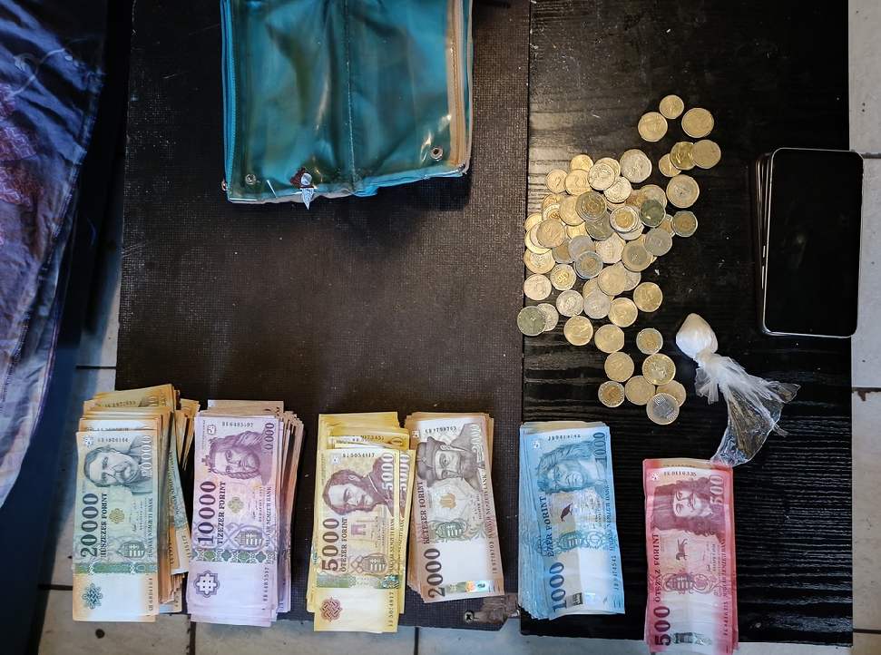 Újabb drogkereskedőre csaptak le, 9 millió készpénzt foglaltak le a rendőrök