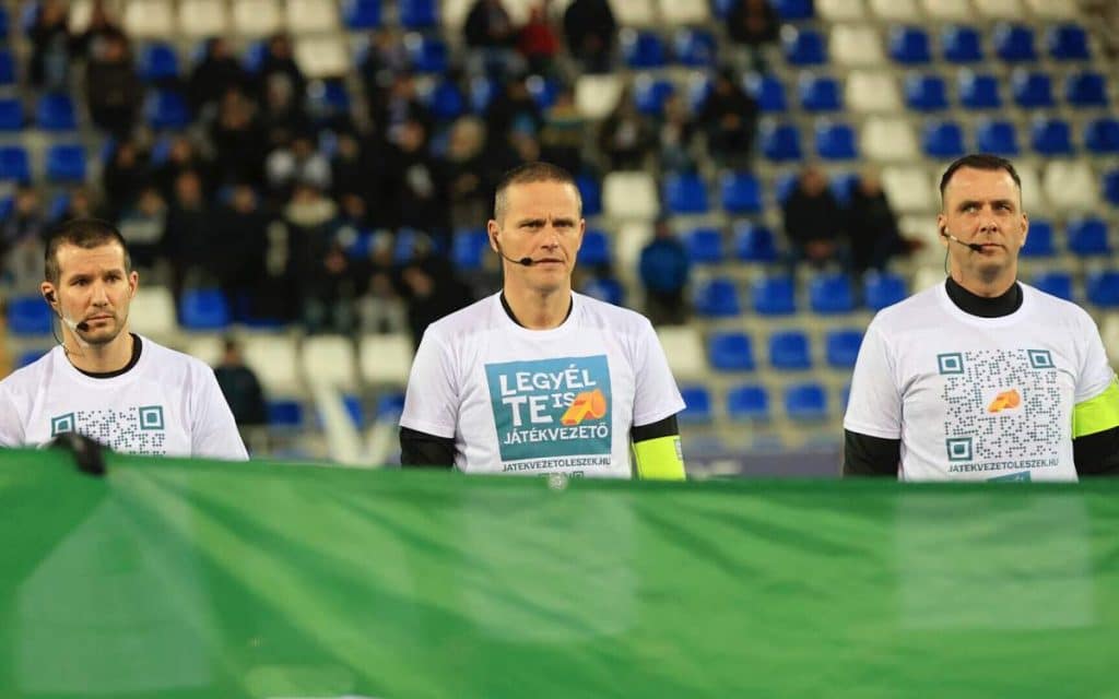 A ZTE-DVSC játékvezetői egy hatalmas QR-kóddal a mezükön érkeztek a meccsre