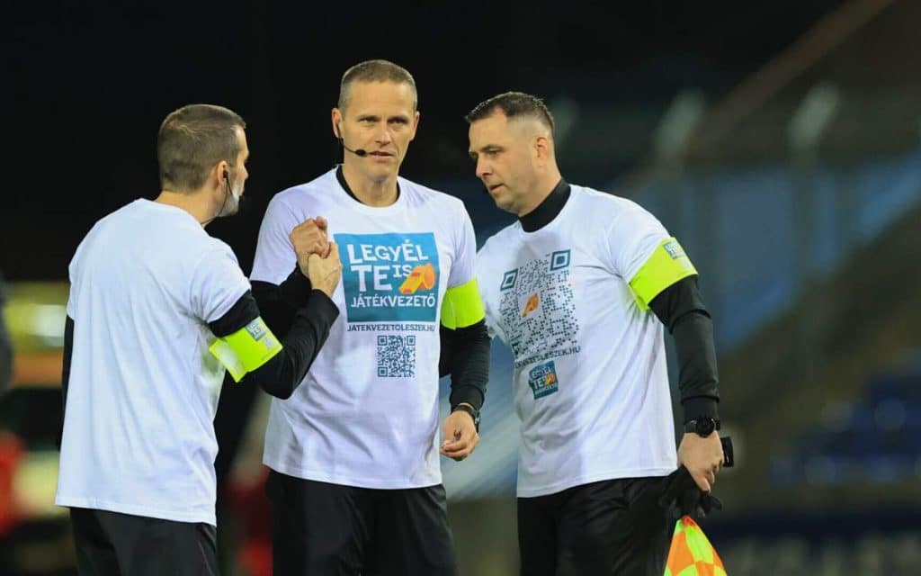 A ZTE-DVSC játékvezetői egy hatalmas QR-kóddal a mezükön érkeztek a meccsre