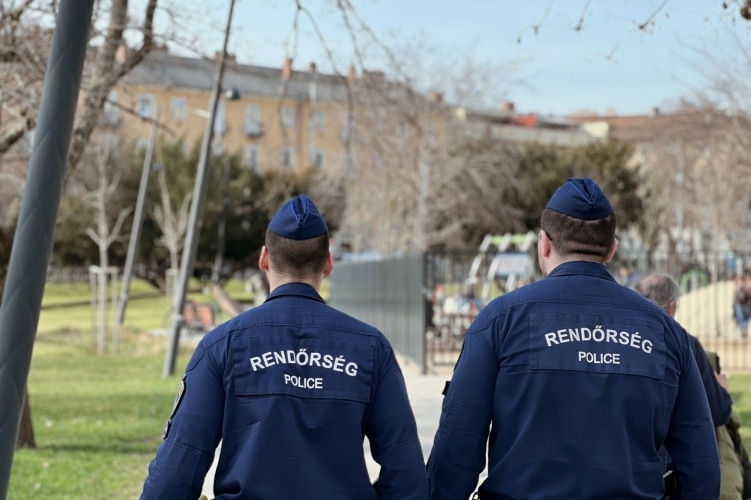 Pedofil fogdosta volna az utcán a kislányt, letartóztatták a rendőrök